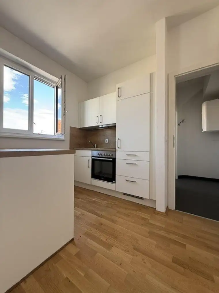 Klein aber fein: Charmante, lichtdurchflutete Dachgeschoßwohnung in zentraler Lage: geräumige 1 Zimmerwohnung, moderne Küchen- und Badausstattung, modern saniert!