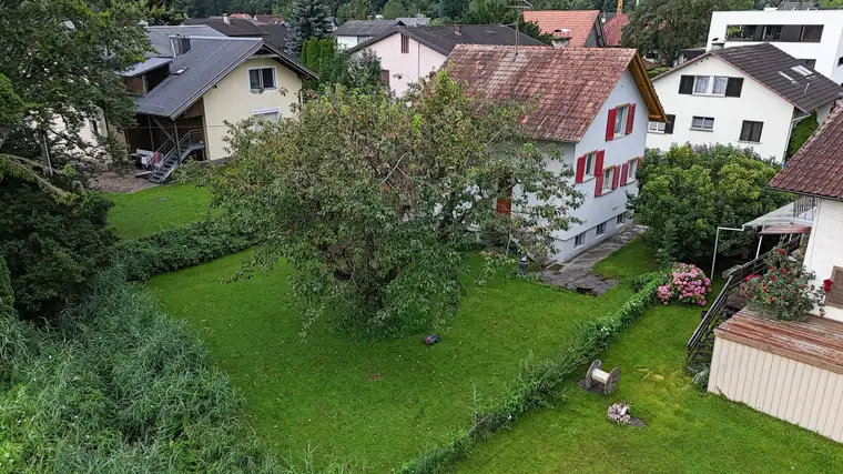 Renovierungsbedürftiges Einfamilienhaus mit schönem Garten in Höchst