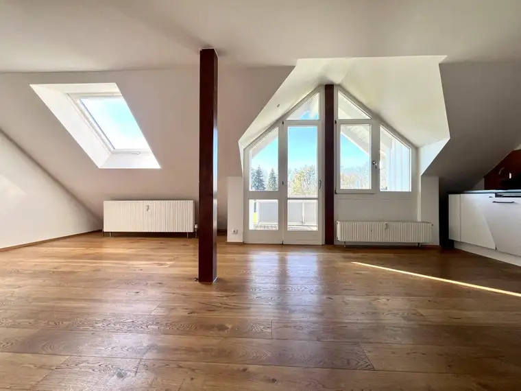4-Zimmer-Dachgeschosswohnung mit Balkon in Hard