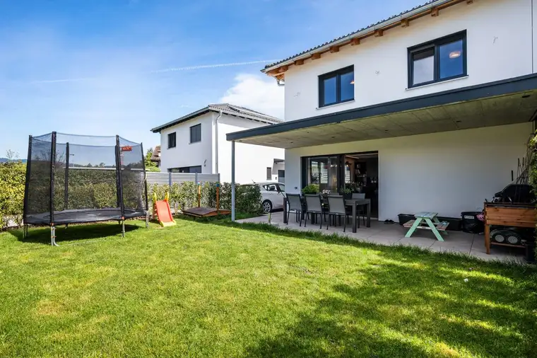 Moderne Doppelhaushälfte in Meiningen – stilvoll, effizient, neuwertig