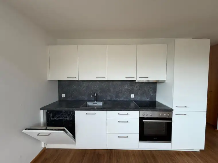 Charmante 2-Zimmer-Wohnung mit Loggia, Einbauküche &amp; Parkplatz