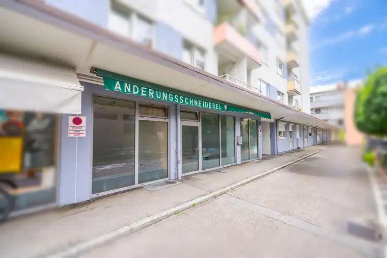 Helle Geschäftsfläche mit großer Auslage in Salzburg-Parsch &lt; 4% Rendite