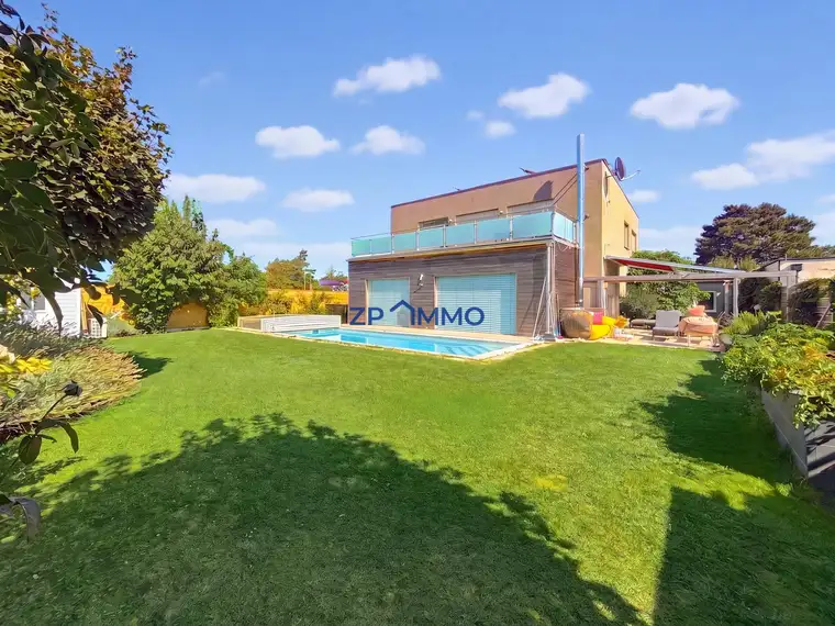 Passivhaus mit beheiztem Pool, Dachterrasse und separater Ordination – unverbaubarer Grünblick