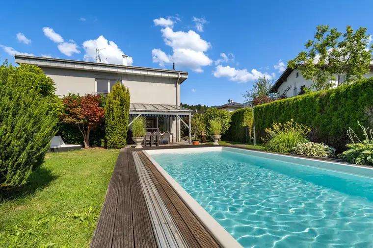 Exklusive Doppelhaushälfte mit Pool – Ihr Rückzugsort mit Urlaubsflair