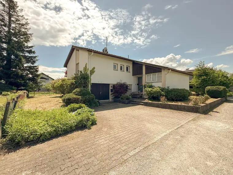 Großes Grundstück mit älterem Einfamilienhaus in Ruhelage