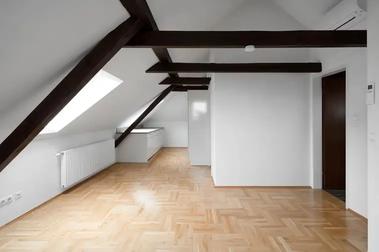Klimatisierte Dachgeschoßwohnung mit großem Kellerraum &amp; Parkplatz in Graz Straßgang zu vermieten
