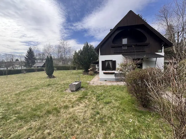 Renovierungsbedürftiges Haus mit schönem sonnigen Grundstück/ Toplage