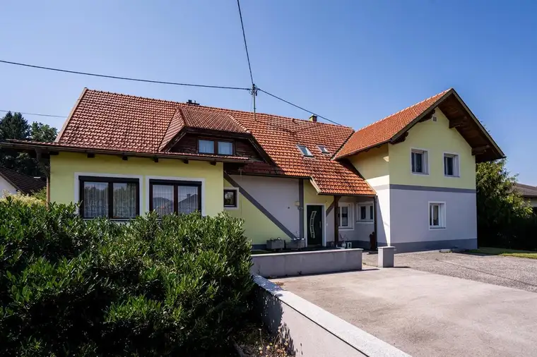 Großzügiges Zweifamilienhaus mit großem Garten in idyllischer Lage