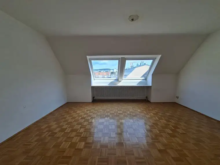 Komfortables Wohnen im DG – mit Lift, schöner Ausstattung und lichtdurchflutetem Ausblick
