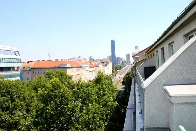 2 Zimmer + 2 Terrassen in Toplage – sanierungsbedürftige Dachgeschosswohnung