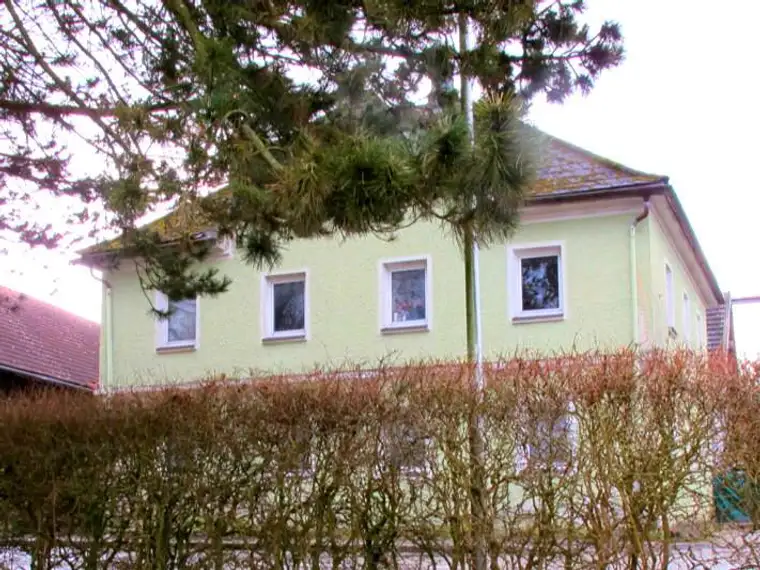 schönes Baugrundstück mit Altbestand (EFH + Nebengebäuden) im Zentrum von A-Überackern