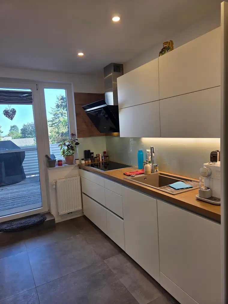 Kernsanierte 3-Zimmer-Wohnung mit Loggia, Terrasse und 2 Parkplätzen in Matzen