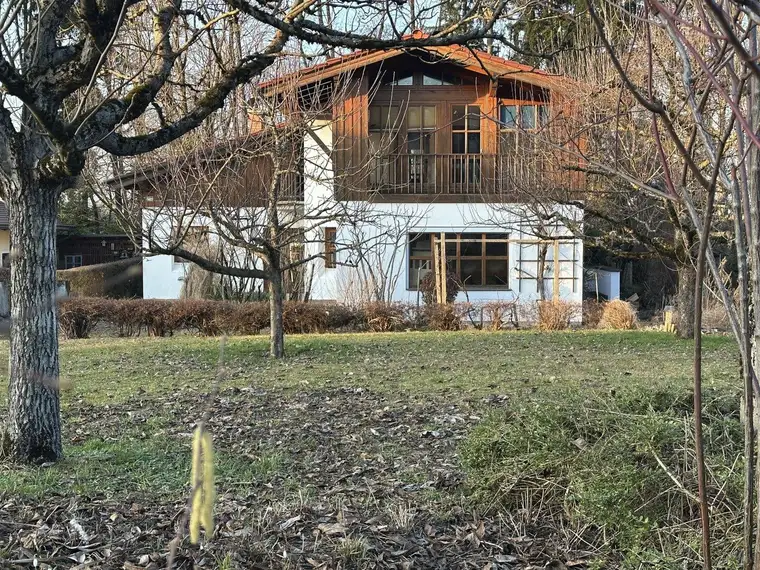 Einfamilienhaus mit Einliegerwohnung/Büro, Garten und Bademöglichkeit im Bach