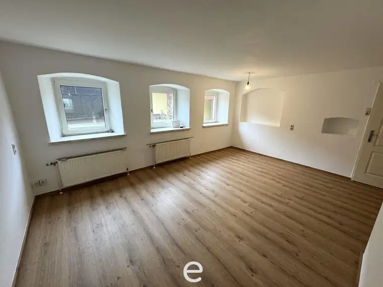 Neu renovierte 3 -Zimmer-EG-Mietwohnung im gepflegten Vierkanthof in Alkoven/Straßham