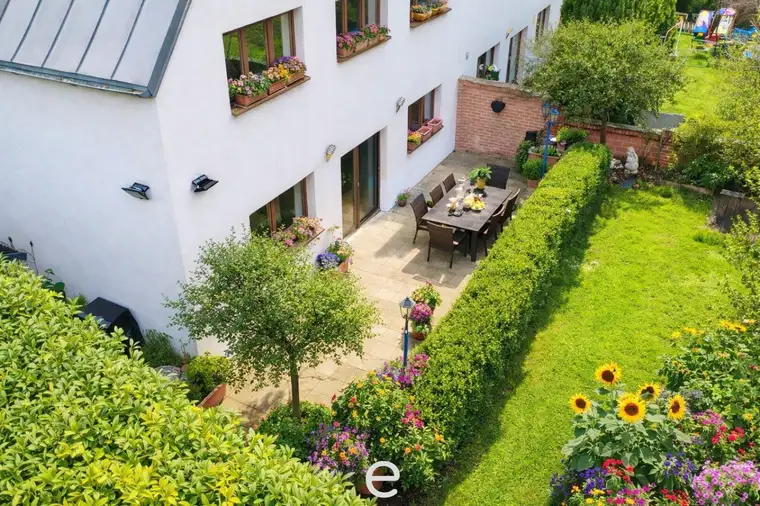 Stylische Doppelhaushälfte mit Dachterrasse, Garten und Doppelcarport in Gaaden