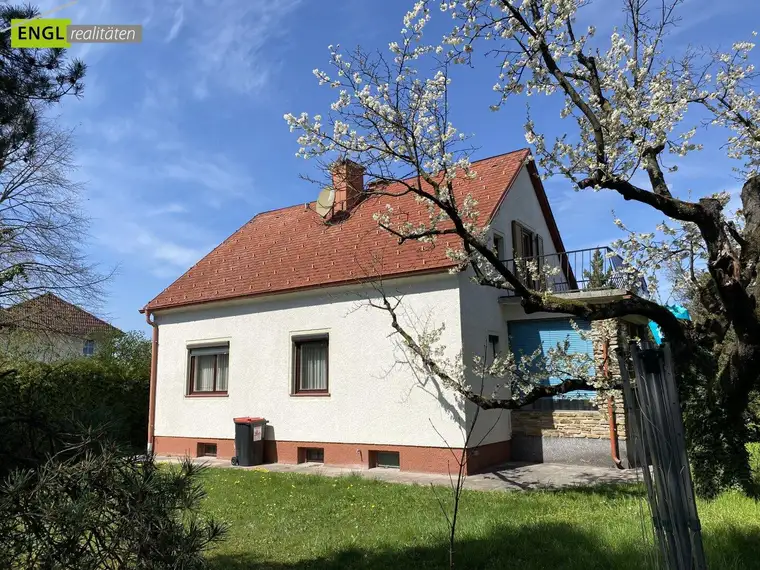 Älteres Haus mit ca 750m² Grund in zentraler aber ruhiger Lage