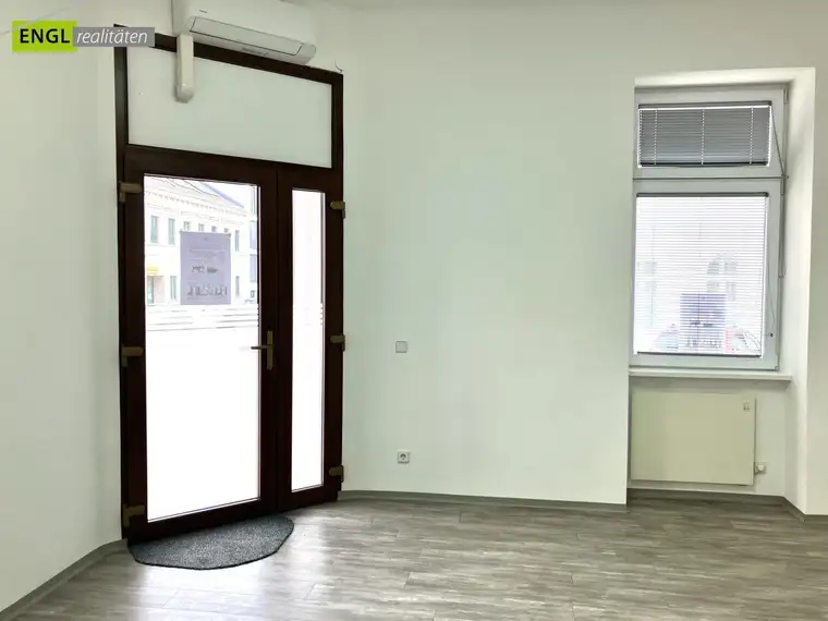 Helles Büro und Geschäftslokal mit Schlafmöglichkeit