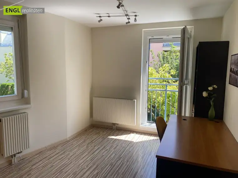 SOFORT VERFÜGBAR - AUFSPERREN und EINZIEHEN -voll möbliert - extrem gepflegt helle 3 Zimmerwohnung mit Gartenbenützung