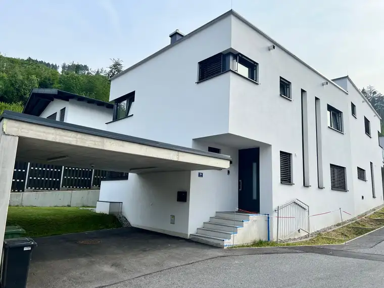 Modernes Doppelhaus mit Garten und Carport in Inzing