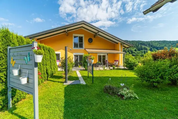 " PRIVATVERKAUF " Gepflegtes Haus am Wörthersee zwischen Velden / Pörtschach am Waldrand mit toller Terrasse, Doppelcarport, Nebengebäude/ Werkstatt, Garten, Moderner Dachboden, nutzbar als Appartement, Home Office, Labor, Atelier, Fotostudio etc.