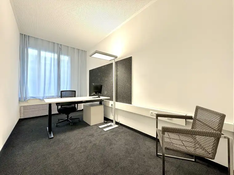 Schönes neu saniertes Büro mit Gemeinschaftsküche!