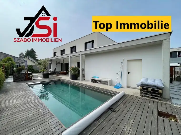 Dieses neuwertige Einfamilienhaus mit beheizten Pool ist ein Blickfang.