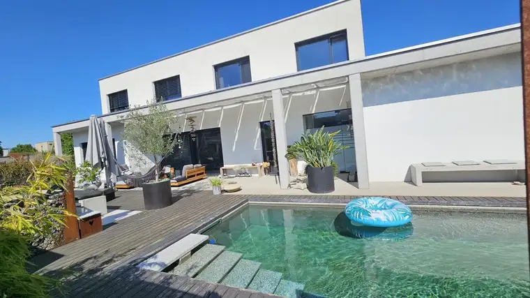 Dieses neuwertige Einfamilienhaus mit beheizten Pool ist ein Blickfang.