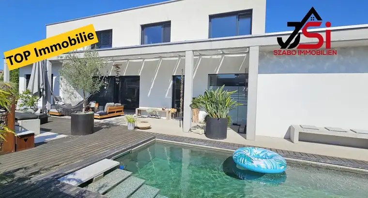 Dieses neuwertige Einfamilienhaus mit beheizten Pool ist ein Blickfang.