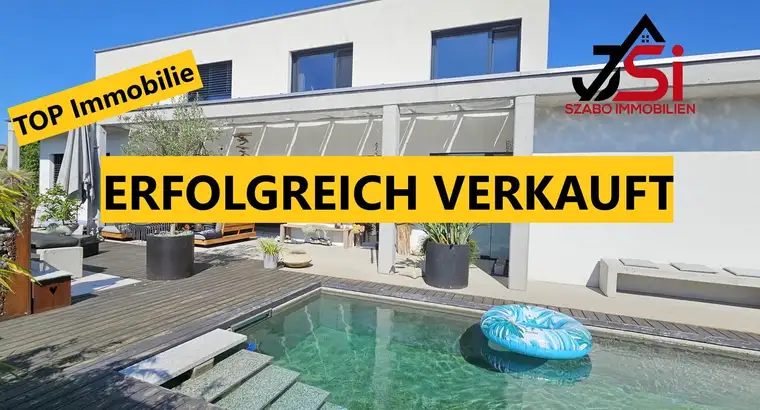 Dieses neuwertige Einfamilienhaus mit beheizten Pool ist ein Blickfang.