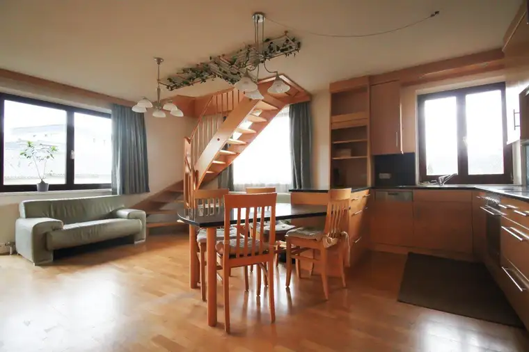 TRAUMHAFTES APARTMENT - Stilvolle 4-Zimmer Wohnung in RUHELAGE