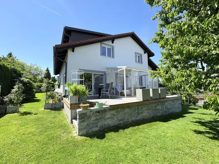 Exklusives Zweifamilienhaus mit Natur-Schwimmteich in Christkindl – Generalsaniert &amp; Gartenparadies mit Seltenheitswert