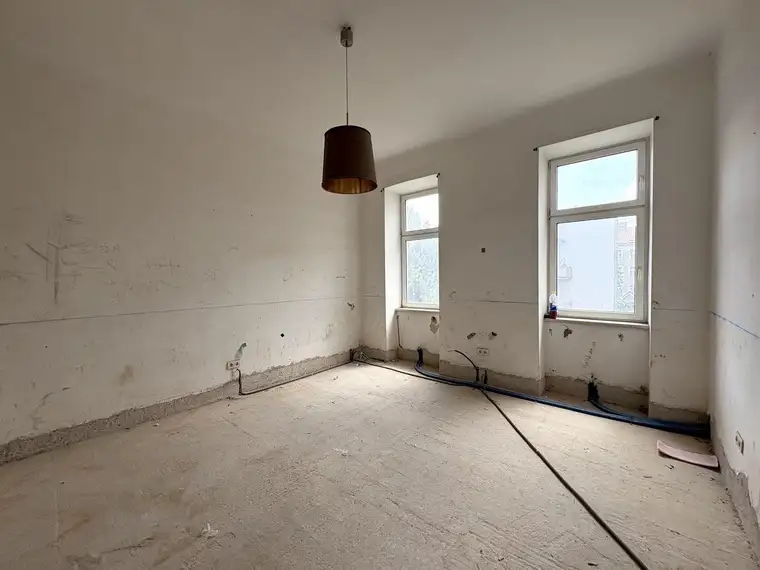 Charmante 2-Zimmer-Altbauwohnung mit Ausbaupotenzial – Teilsaniert, sofort verfügbar