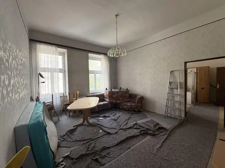 Geräumige 2-Zimmer-Altbauwohnung mit Renovierungspotenzial – Sofort verfügbar