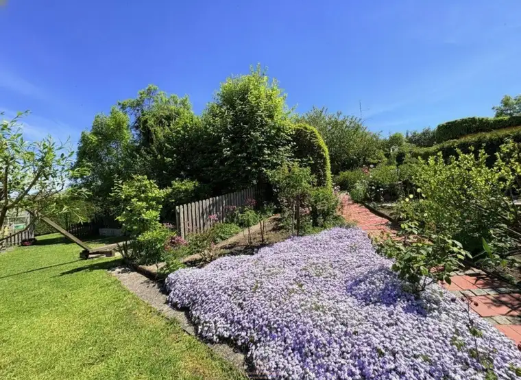 Baugrund 988 m² | Ebene Siedlungslage | Vollbepflanzt mit Pool &amp; Brunnen | Christkindl – unweit Steyr