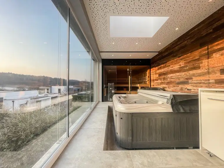 Sonniges Anwesen: Pool, Sauna und lichtdurchflutete Räume!!