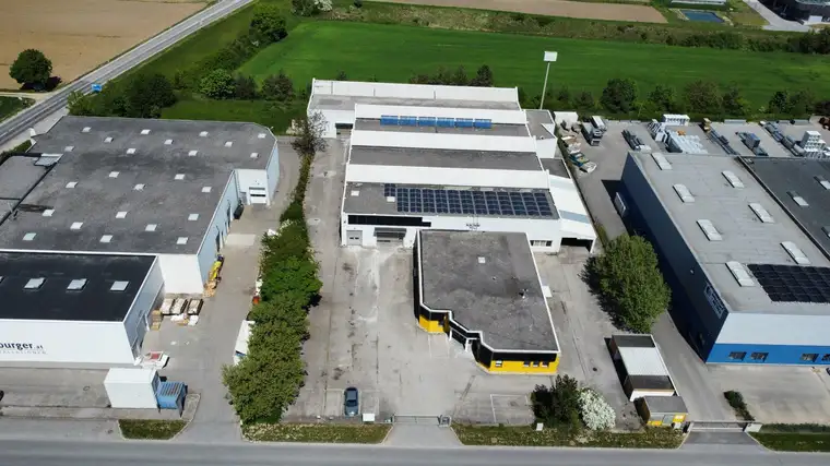 Logistik- und Produktionsstandort mit Weitblick – Hallen, Büros, Werbefläche &amp; Top-Anbindung