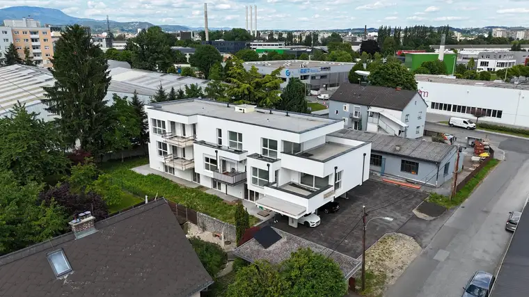 Sonnige Penthouse Wohnung mit großer Terrasse u. Parkplatz. (Schlüsselfertig)