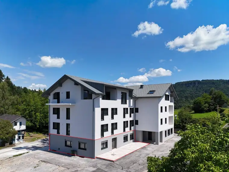 Gewerbefläche mit Potenzial – vielseitig nutzbar und außen bereits saniert!