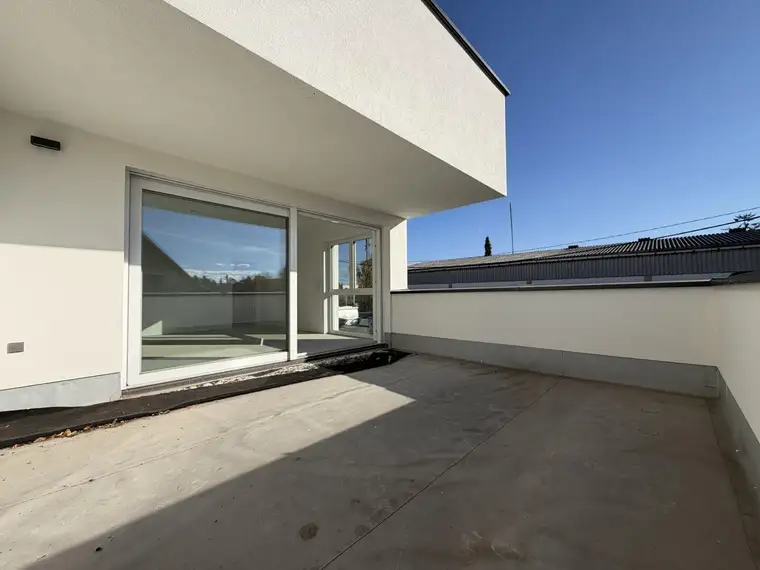 Sonnige Wohnung mit großer Terrasse u. Parkplatz.