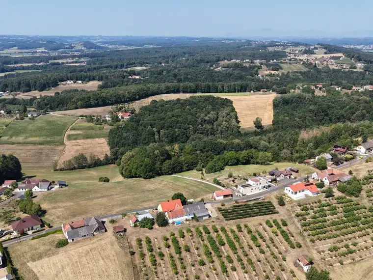 Sonnige Baugrundstücke mit Panoramablick auf die Riegersburg (Nur noch 2 verfügbar)