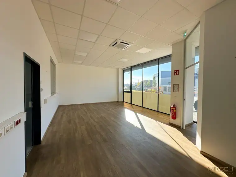 Moderne Betriebsfläche I 280m² I in St. Pölten I Parkplatz I neben S33
