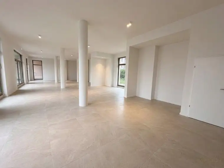 Neues Geschäftslokal I 152m² Nutzfläche I 20,47m² Freifläche I Außenstellplätze I in St. Pölten