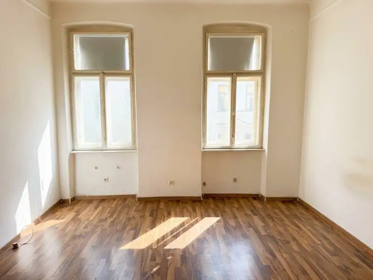 Renovierungsbedürftige 2-Zimmer-Wohnung mit Stadtblick
