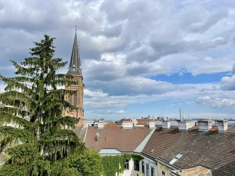 Rohdachboden mit Aussicht und Potenzial nähe U3