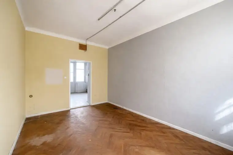 Ruhige Hoflage &amp; Gestaltungspotenzial: Altbauwohnung nach Ihren Wünschen!