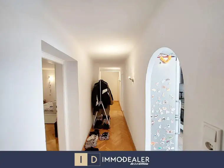 ** IDEAL FÜR ANLEGER UND ENDNUTZER - GROßZÜGIGE 2 ZIMMER DACHGESCHOßWOHNUNG - LICHTDURCHFLUTET MIT VIEL POTENZIAL **