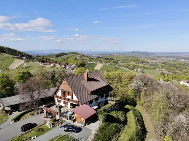 LANDWIRTSCHAFTSBETRIEB : Idyllisches Anwesen mit Weingarten und Waldfläche in der steirischen Toskana