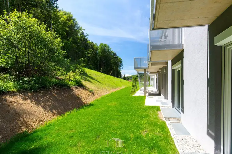 Wohnen am Waldrand : Sonnige 4-Zimmer-Wohnung mit mehreren Balkonen und Fernblick in Stiftingtal