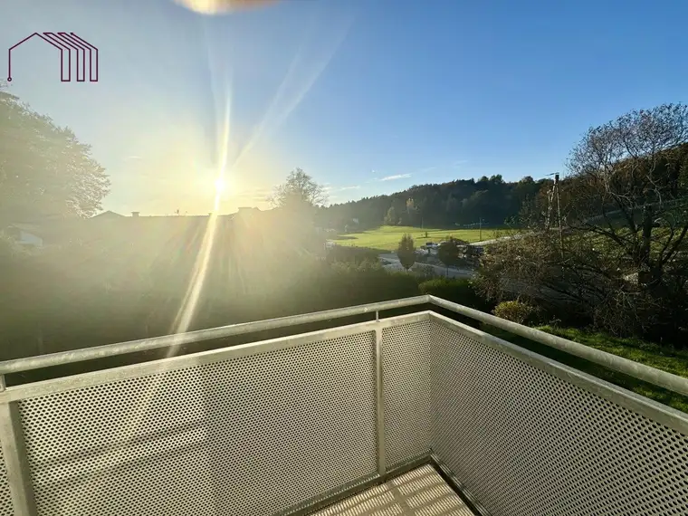 Wohnen am Waldrand : Sonnige 4-Zimmer-Wohnung mit mehreren Balkonen und Fernblick in Stiftingtal