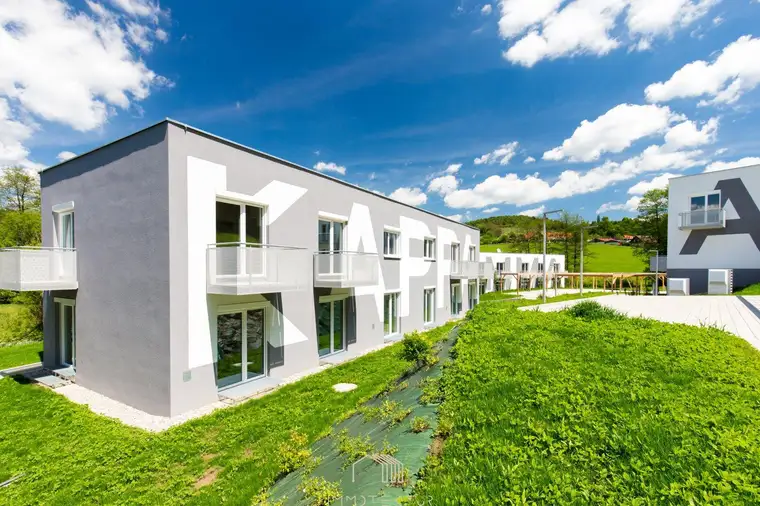 WOHNEN AM WALDRAND : Moderne 4-Zimmer-Wohnung mit Extraküche, mehreren Balkonen und Parkplatz